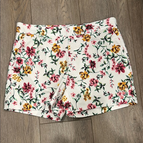 White House Black Market Pants - NWT WHBM White Gold and Pink Floral Tropical Pull On Stretch Shorts Size 6